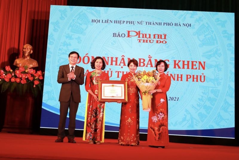 ra mat bao phu nu thu do dien tu hinh 2