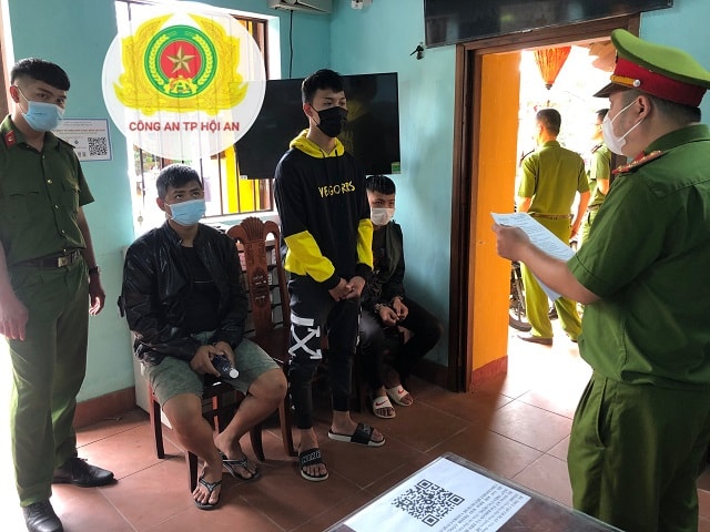 khoi to nhom doi tuong truy sat doi thu tren san bong hinh 1