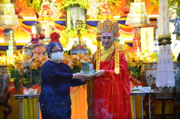 shark lien va gia dinh dung toan bo tien phung vieng trong tang le bo cho viec thien hinh 1