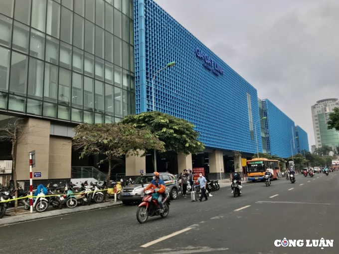 nguoi dan di tau dien cat linh ha dong gui xe o dau hinh 1