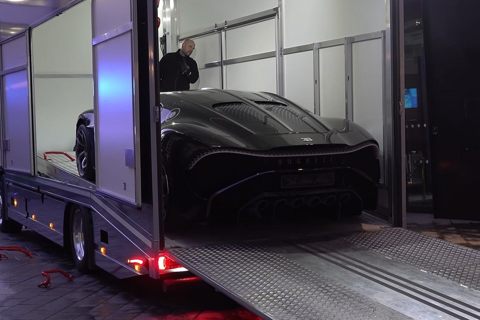 bugatti la voiture noire xuat hien tren duong pho london hinh 2