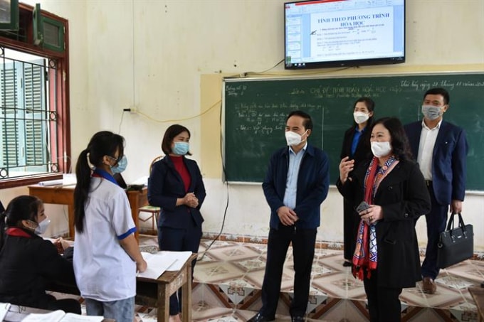 thu truong bo giao duc ngo thi minh nhieu truong hoc co so vat chat van con thieu thon hinh 1