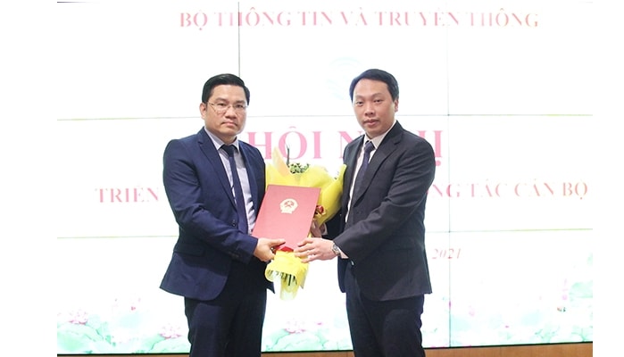 bo thong tin va truyen thong trien khai cac quyet dinh ve cong tac can bo hinh 1