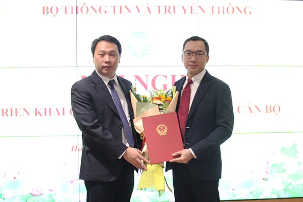 bo thong tin va truyen thong trien khai cac quyet dinh ve cong tac can bo hinh 2