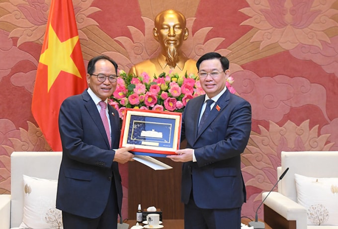chu tich quoc hoi vuong dinh hue tiep dai su han quoc tai viet nam hinh 2