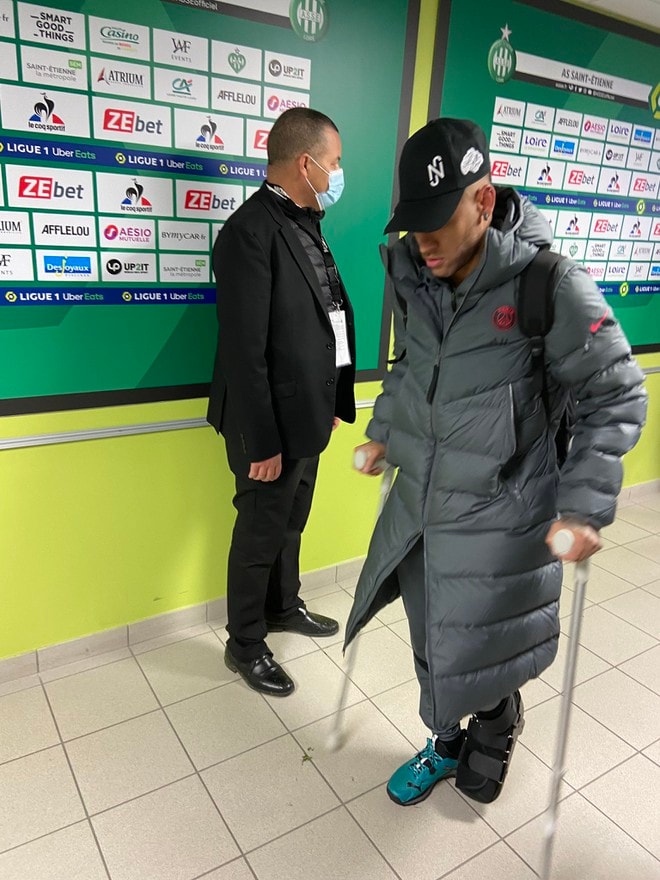 neymar co the nghi thi dau 6 tuan sau pha vao bong ac y hinh 2
