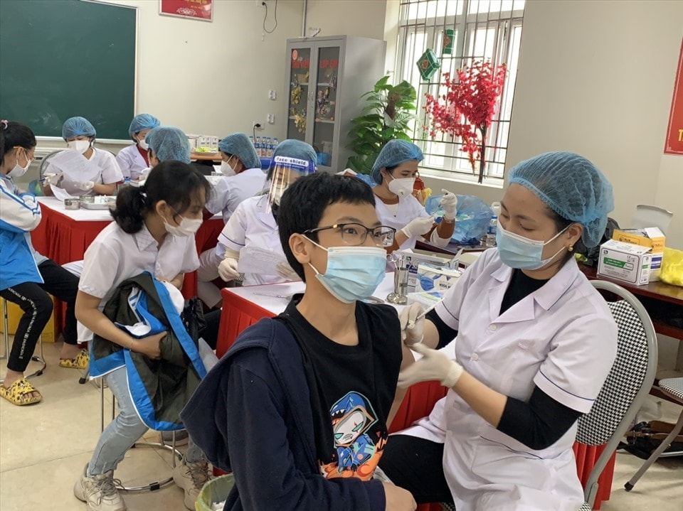 ninh binh tiem vac xin phong covid 19 cho tren 33000 tre em duoi 18 tuoi hinh 1