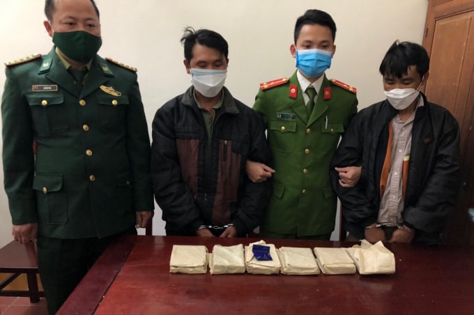 khong che bat giu 2 doi tuong mang 6 banh heroin di tieu thu hinh 1