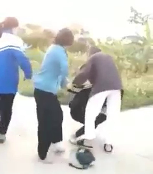 mau thuan tren mang xa hoi 4 nu sinh tham gia danh hoi dong ban hinh 1