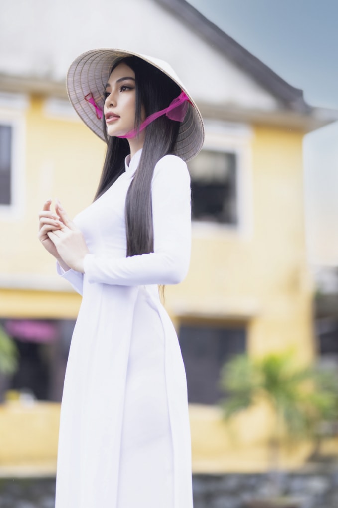 hoang huong ly dua ban do viet nam den voi cuoc thi hoa hau du lich quoc te 2021 hinh 1