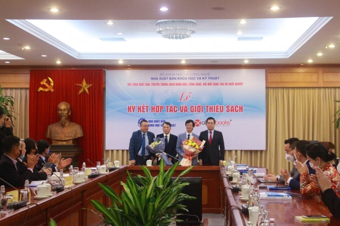 bo khcn day manh phat trien sach ve doi moi sang tao va khoi nghiep hinh 1