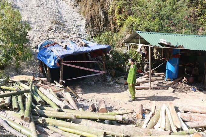 cong an dang dieu tra vu tai nan khien 2 nguoi tu vong tai mo quang mangan cao bang hinh 1