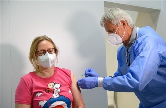 eu co the cap phep vaccine rieng doi pho voi bien the omicron hinh 1