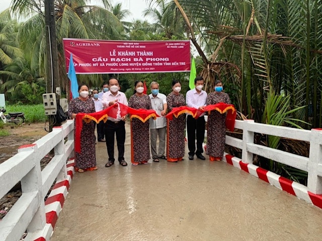 hoi nha bao tphcm phoi hop voi agribank khanh thanh cau nong thon tai ben tre hinh 1