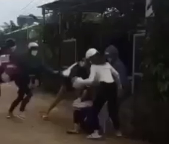 nu sinh bi danh hoi dong o lam dong tam giu hinh su 4 co gai hinh 1