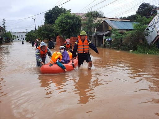 thu tuong pham minh chinh chia se voi kho khan mat mat cua nhan dan vung lu hinh 1