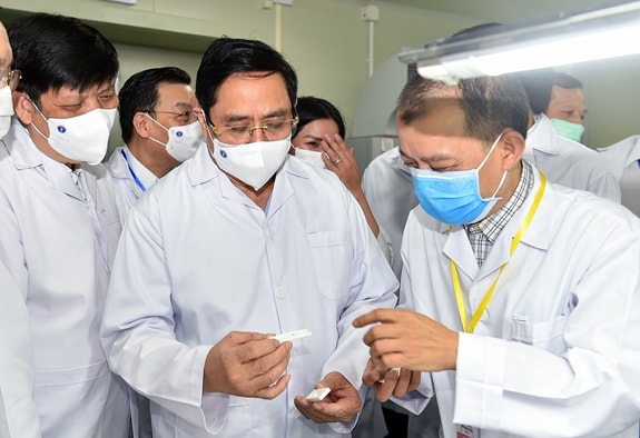 thu tuong giai quyet ngay cac vuong mac trong to chuc san xuat vaccine thuoc dieu tri covid 19 hinh 1