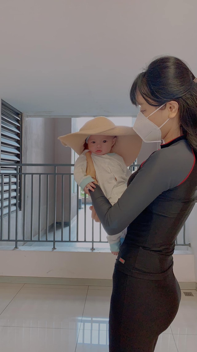 nguoi mau kha trang bi bao hanh da man hinh 2