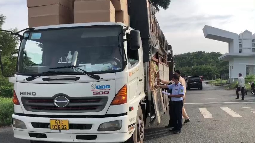 phat hien 3 xe oto tai cho hang khong ro nguon goc xuat xu hinh 1