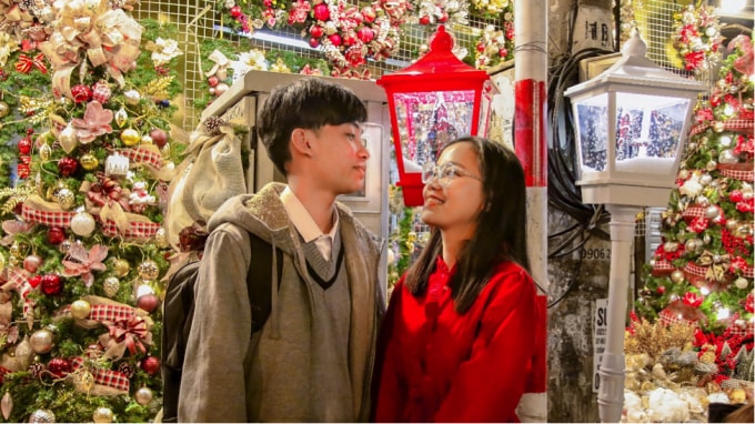 nam thanh nu tu nhon nhip len pho hang ma truoc them giang sinh hinh 6