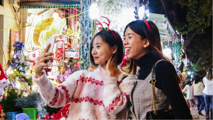nam thanh nu tu nhon nhip len pho hang ma truoc them giang sinh hinh 7