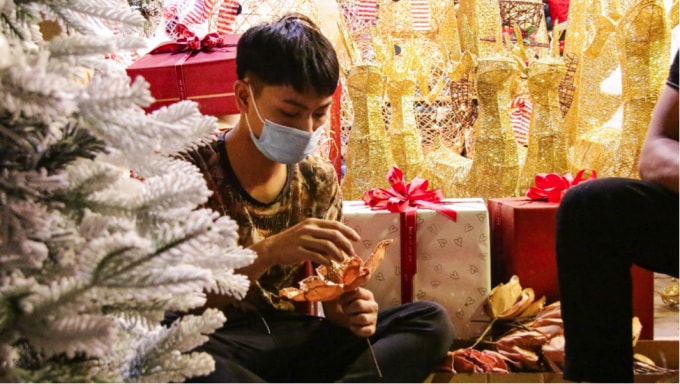 nam thanh nu tu nhon nhip len pho hang ma truoc them giang sinh hinh 12
