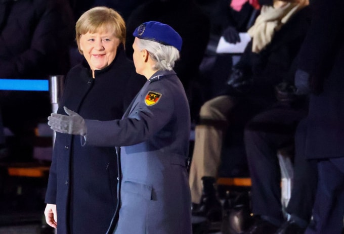 quan doi duc vinh danh thu tuong man nhiem merkel hinh 3