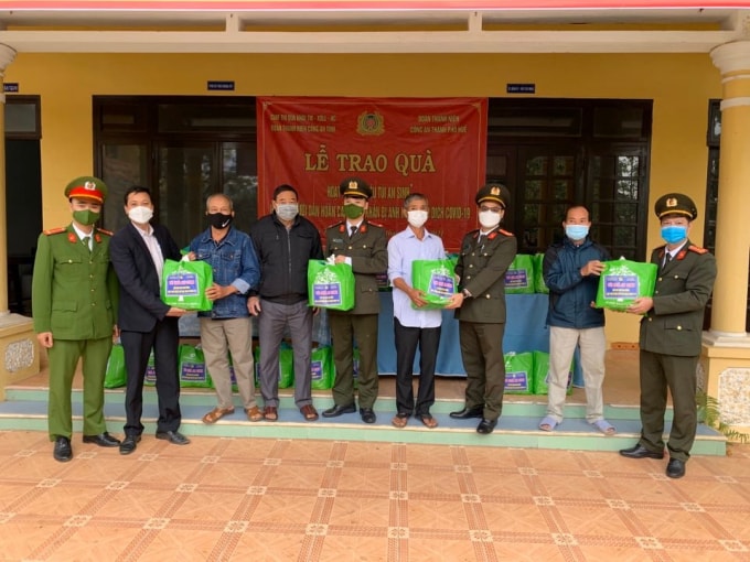 hang nghin tui qua an sinh duoc trao tang den ba con vung dich hinh 1