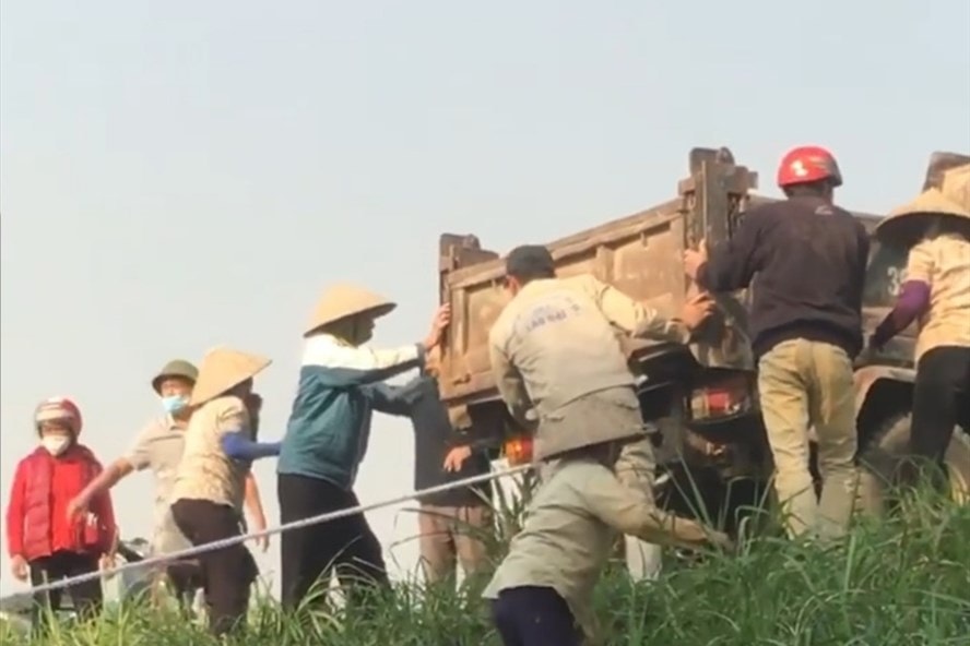 mot nam thanh nien bi may cay de tu vong duoi ruong hinh 1