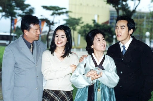 loat vai dien lam nen ten tuoi cua song hye kyo hinh 1
