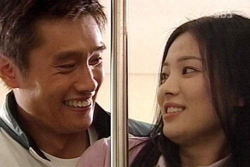 loat vai dien lam nen ten tuoi cua song hye kyo hinh 4
