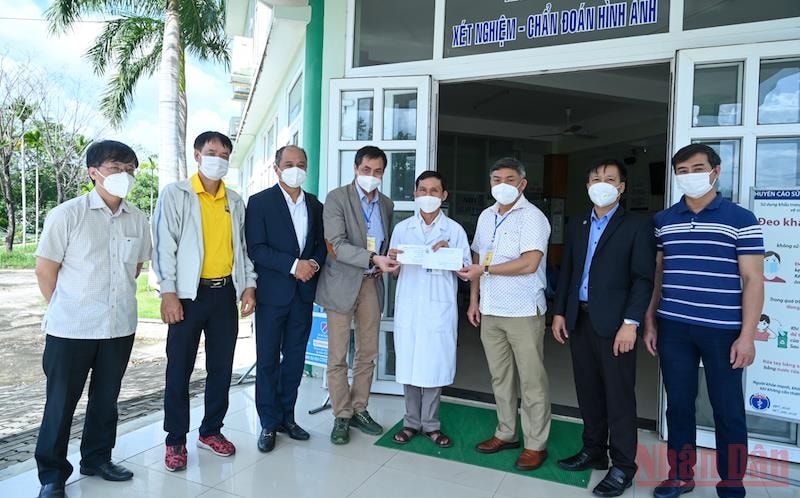 trao qua tang van dong vien bong ban tham du giai vo dich bong ban quoc gia bao nhan dan hinh 1