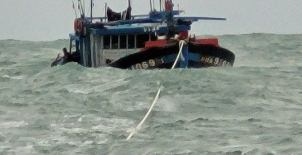 cuu nan 11 ngu dan bi troi dat tren bien quang tri hinh 1
