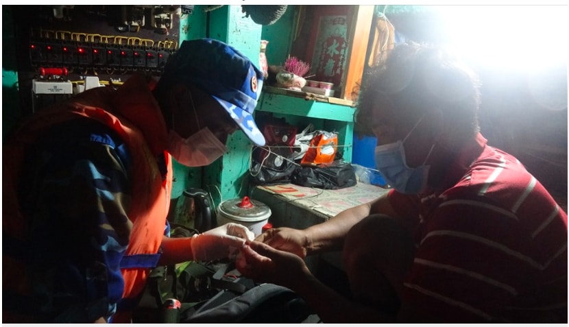 kien giang kip thoi ho tro dua ngu dan bi nan tren bien vao bo chua tri hinh 2