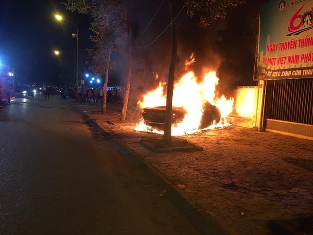 nghe an xe oto tu nhien boc chay du doi khi do tren via he hinh 1