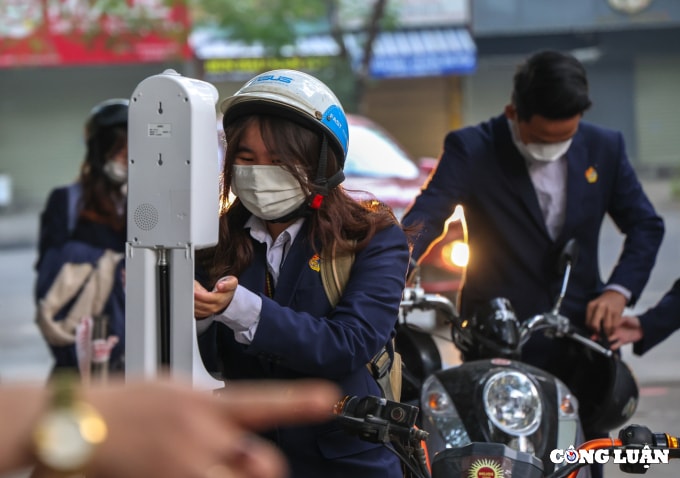 ha noi 50 hoc sinh khoi 12 bat dau den truong hoc truc tiep hinh 2