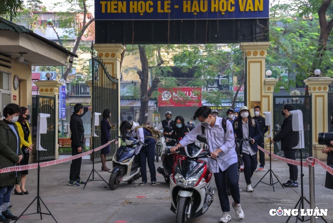 ha noi 50 hoc sinh khoi 12 bat dau den truong hoc truc tiep hinh 1