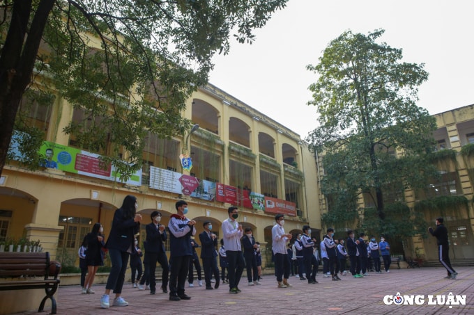 ha noi 50 hoc sinh khoi 12 bat dau den truong hoc truc tiep hinh 15