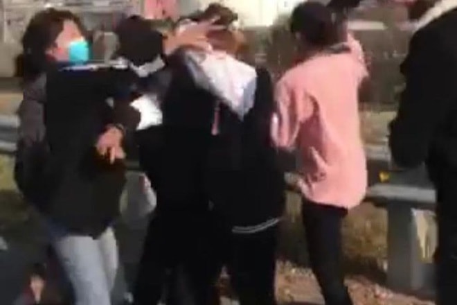 xon xao clip 2 co gai bi danh hoi dong da man lan truyen tren mang xa hoi hinh 1