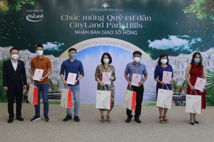 cityland park hills tiep tuc ban giao so hong cho cu dan hinh 1
