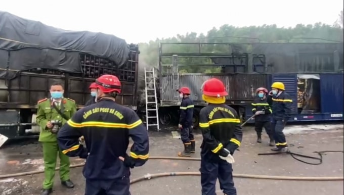 hai xe tai dam truc dien tren quoc lo 1a boc chay du doi hinh 1