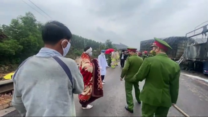 hai xe tai dam truc dien tren quoc lo 1a boc chay du doi hinh 2