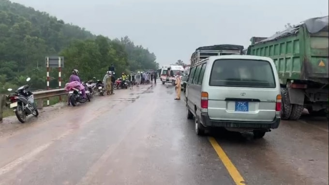 hai xe tai dam truc dien tren quoc lo 1a boc chay du doi hinh 3