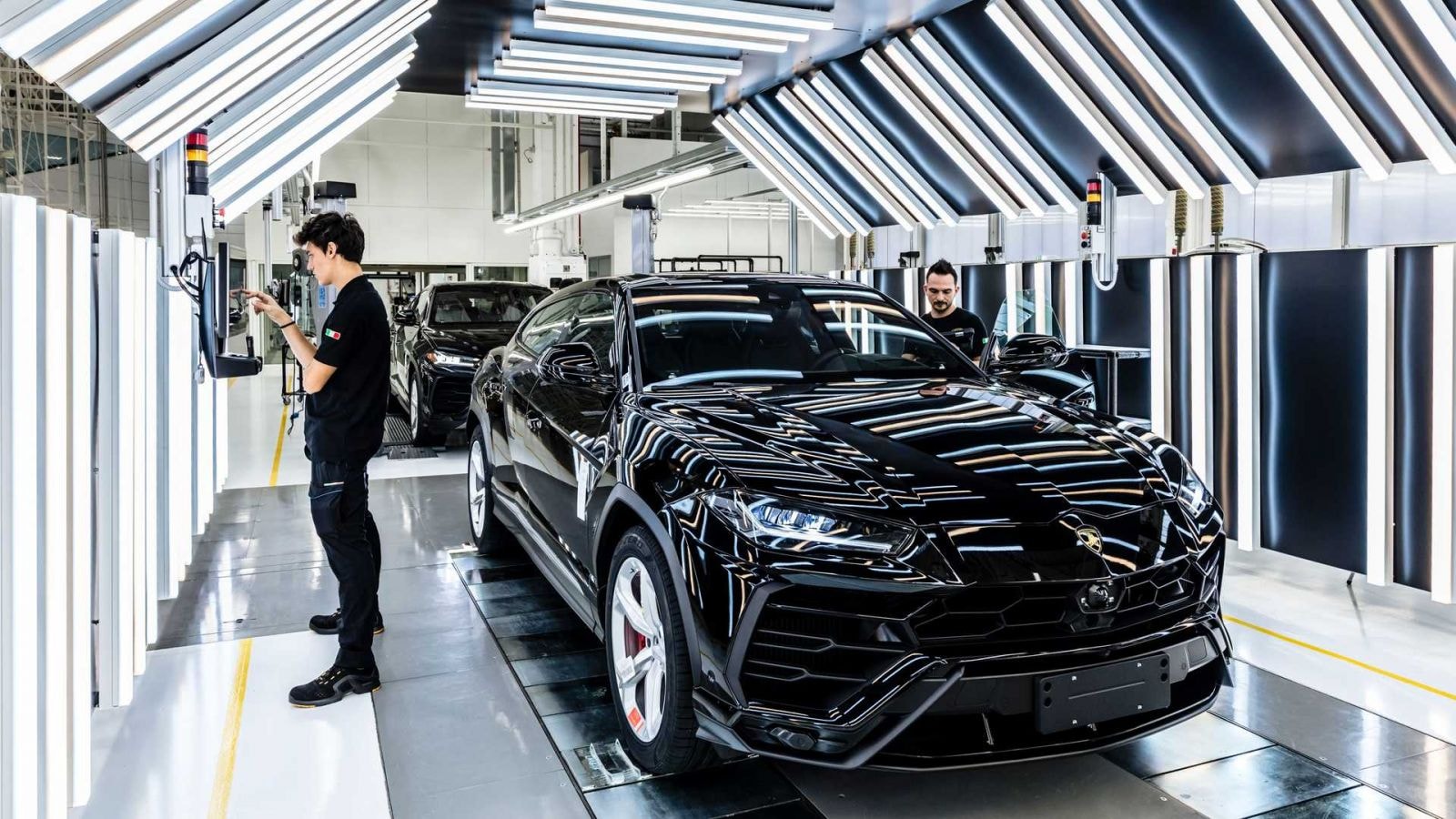 lamborghini urus da dat doanh so 16000 xe sau 4 nam ra mat hinh 2