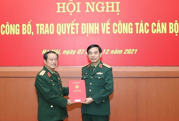 trao quyet dinh nghi huu cho 1 dai tuong va 5 thuong tuong quan doi hinh 1