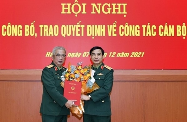 trao quyet dinh nghi huu cho 1 dai tuong va 5 thuong tuong quan doi hinh 2