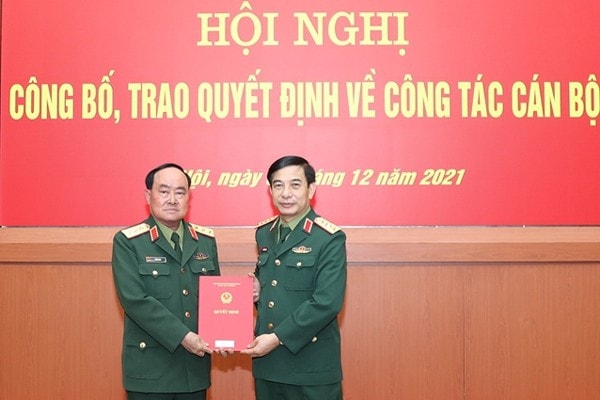 trao quyet dinh nghi huu cho 1 dai tuong va 5 thuong tuong quan doi hinh 3