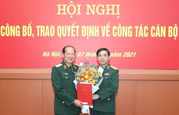 trao quyet dinh nghi huu cho 1 dai tuong va 5 thuong tuong quan doi hinh 4