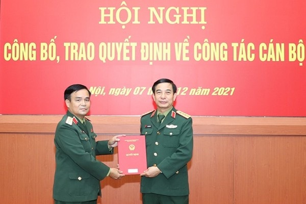 trao quyet dinh nghi huu cho 1 dai tuong va 5 thuong tuong quan doi hinh 5