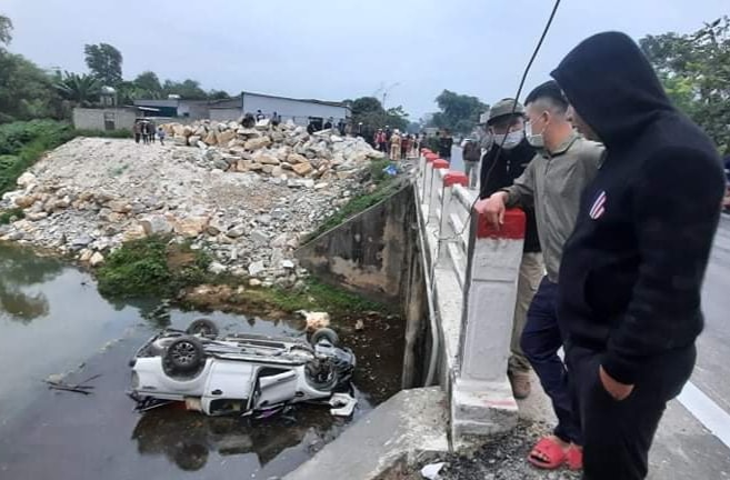 xe ban tai mat lai phoi bung duoi muong cau 4 nguoi nguy kich hinh 1